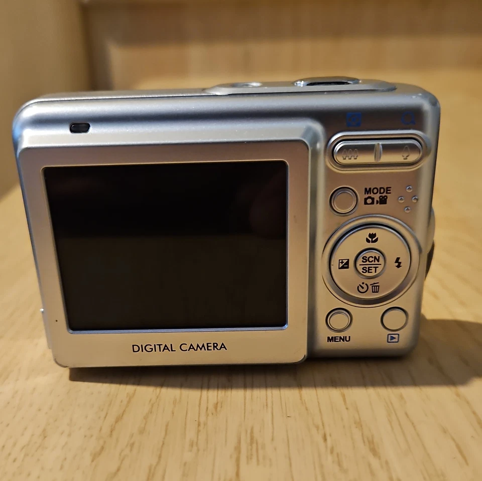 Vivitar Vivicam 8325 8.0MP Digital Compact Camera 3x Optical Zoom Silver [S7] - Image 3 of 4