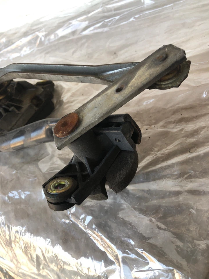 2001 OldsMobile Alero GL Windshield Wiper Transmission Linkages w/ Motor - Image 2 of 4