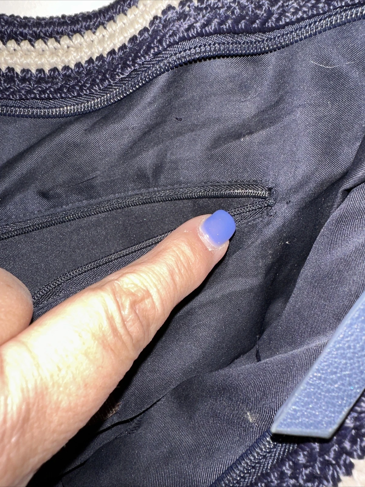 Borsa a tracolla The Sak Gypsy blu navy panna a righe all'uncinetto *Leggi*