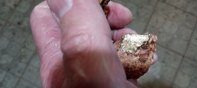 1.36 GOLD LEAFE in ancient rock formation, with Brillant Shinning pieces in it !