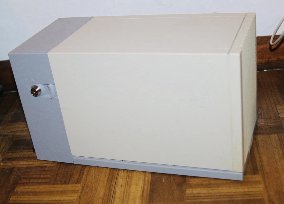 Sun 711  SCSI 12 Bay HDD Enclosure 599-2061-01 w/(8) 5402730-03, 5402936-02 - Image 3 of 4