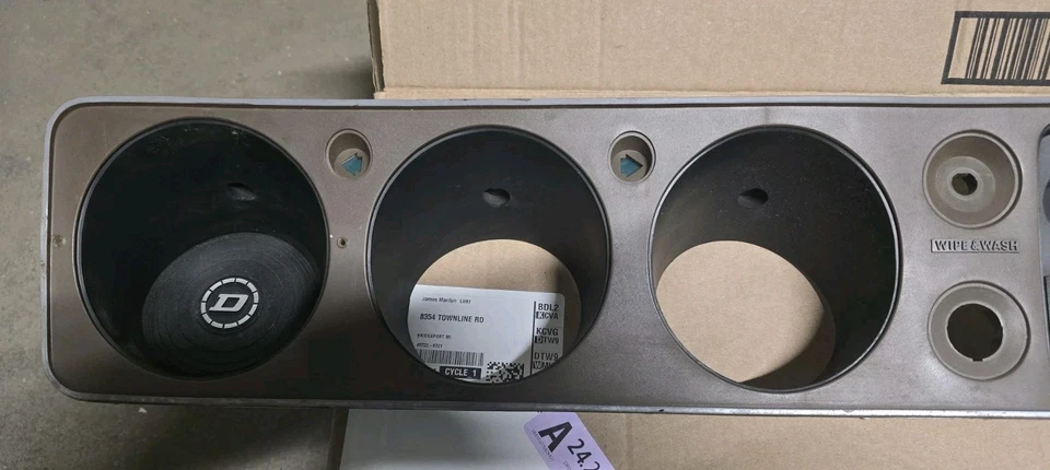 1972-79 Datsun 620 Pickup Truck 2 Small Holes Dash Gauge Cluster Trim Bezel — 第 3/4 张图片