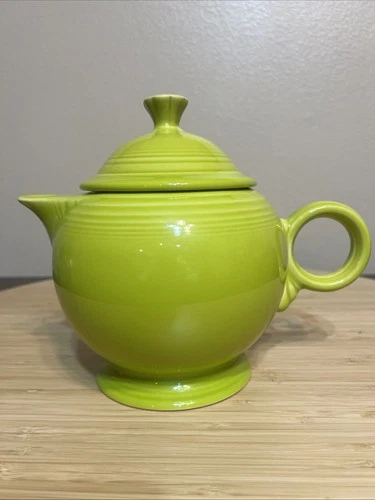 VTG Fiestaware Lime Green Homer Laughlin Teapot with Lid and Round Handle 7"
