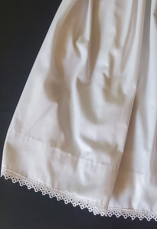 ¿Talla 4/5 de colección?  Vestido blanco hecho a mano con ojales de algodón ribete de encaje en brazos/fondo Foto 2 de 4