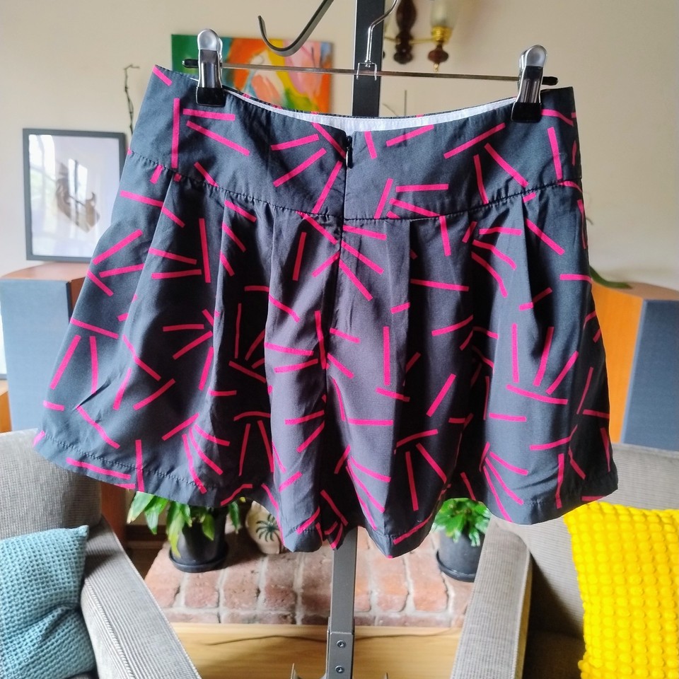 M Butterfly Women's Pleated Dress Shorts Size M Black Pink Geometric High Waist