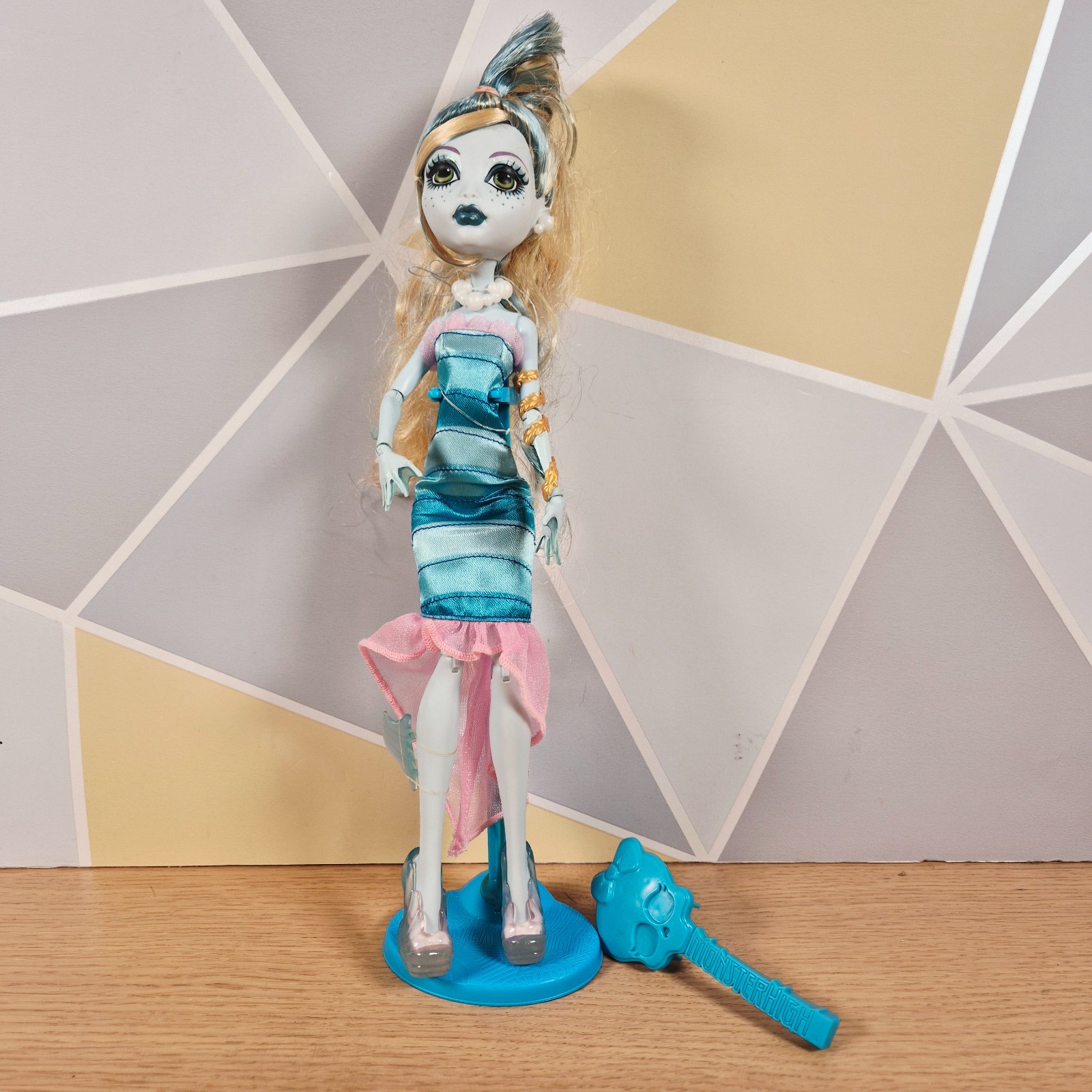 Lagoona Blue Doll Figure w/ Hairbrush Monster High Dawn of The Dance 2008 Mattel