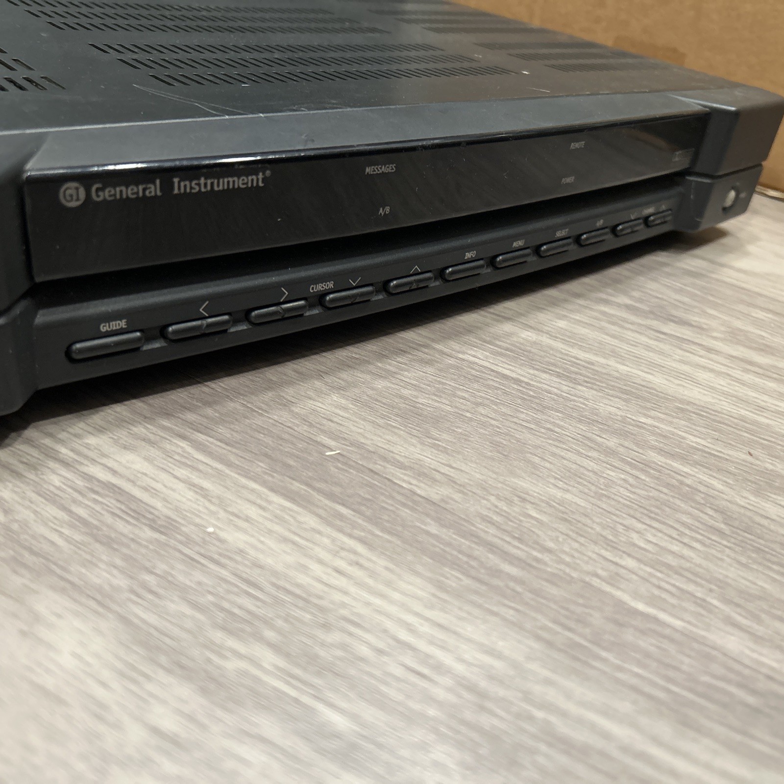 GENERAL INSTRUMENT - DCT1124 CATV CABLE TV SET TOP  BOX  - 2 Ps