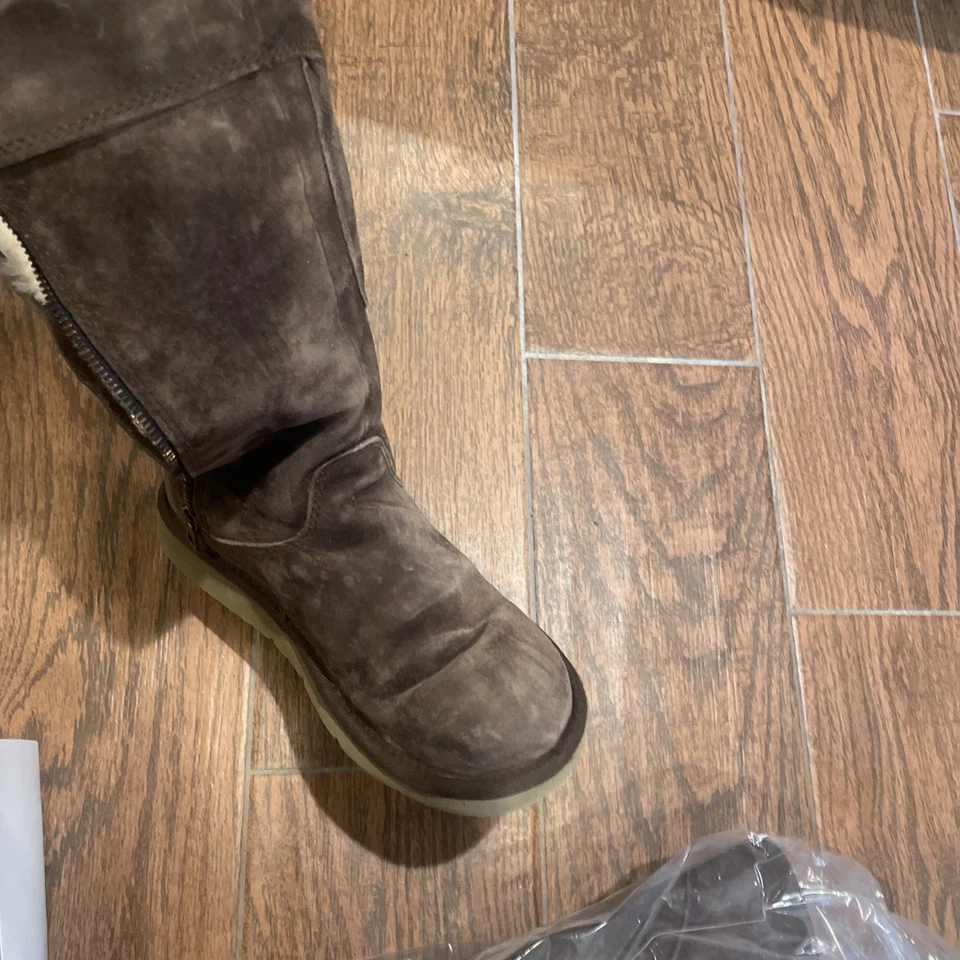 Botas Altas UGG Marrón Talla 7 Mujer Gamuza Genuinas Usadas en Excelente Condición Sherpa Cargo Clásicas Foto 4 de 4