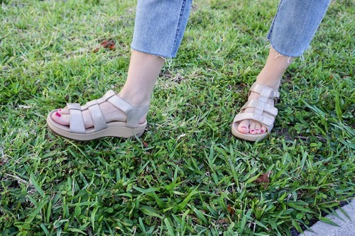 Open Heel Women's Wedge with Hook and Loop Straps – Fashion Meets Comfort - Picture 5 of 8