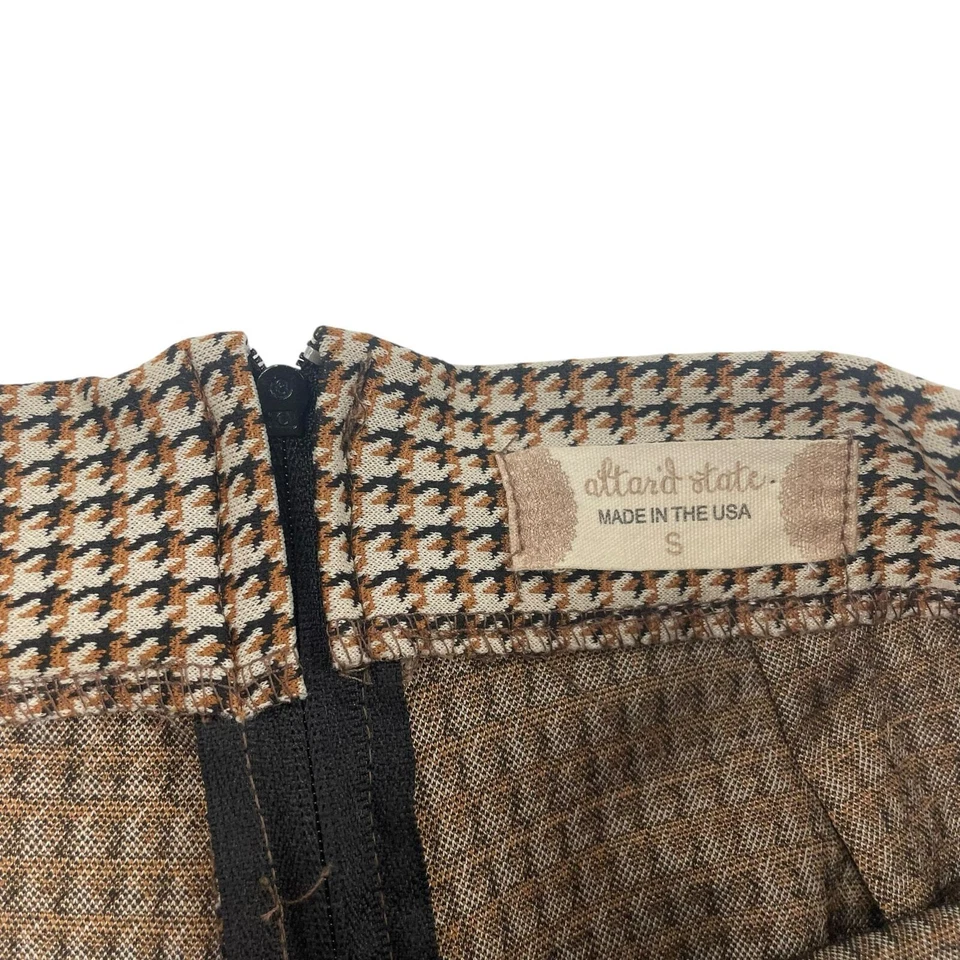 Pantalones cortos Altar’d State envolventes frontales pata de gallo tostados negros para mujer pequeños Foto 4 de 4