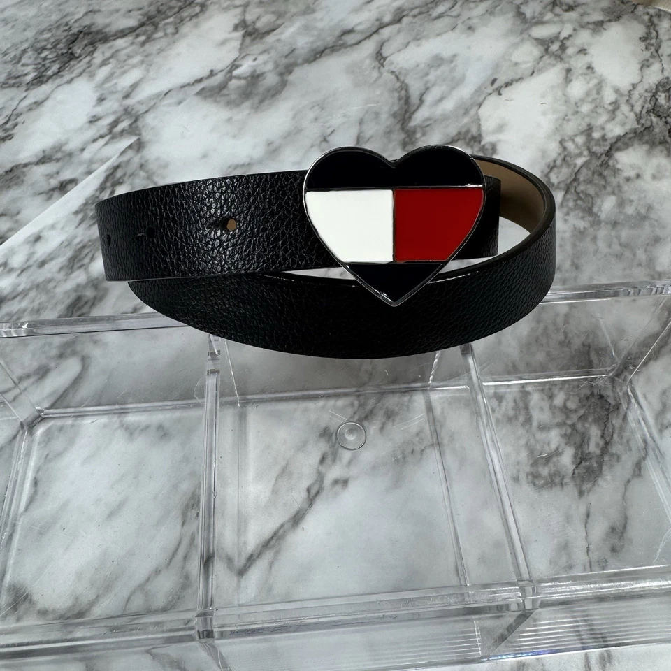 Tommy Hilfiger Mujer Pequeño Corazón Logo Hebilla Negro Imitación Cuero Cinturón Foto 4 de 4