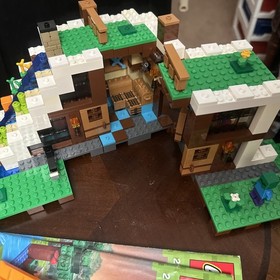 LEGO Minecraft: The Waterfall Base (21134)
