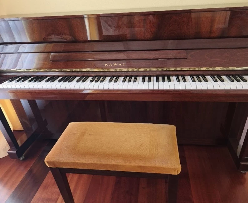 PIANO VERTICAL MARCA KAWAI MODELO KX15 150 CM LARGO, 110 CM ALTO y 59 CM