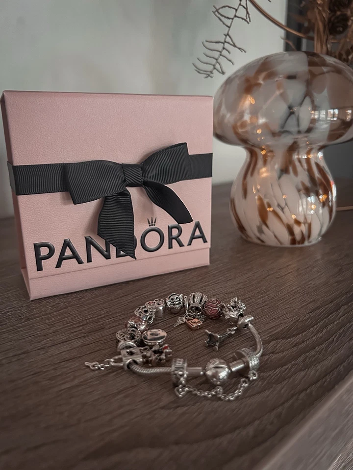 Pandora Armband mit 13 Charms & Sicherheitskette 