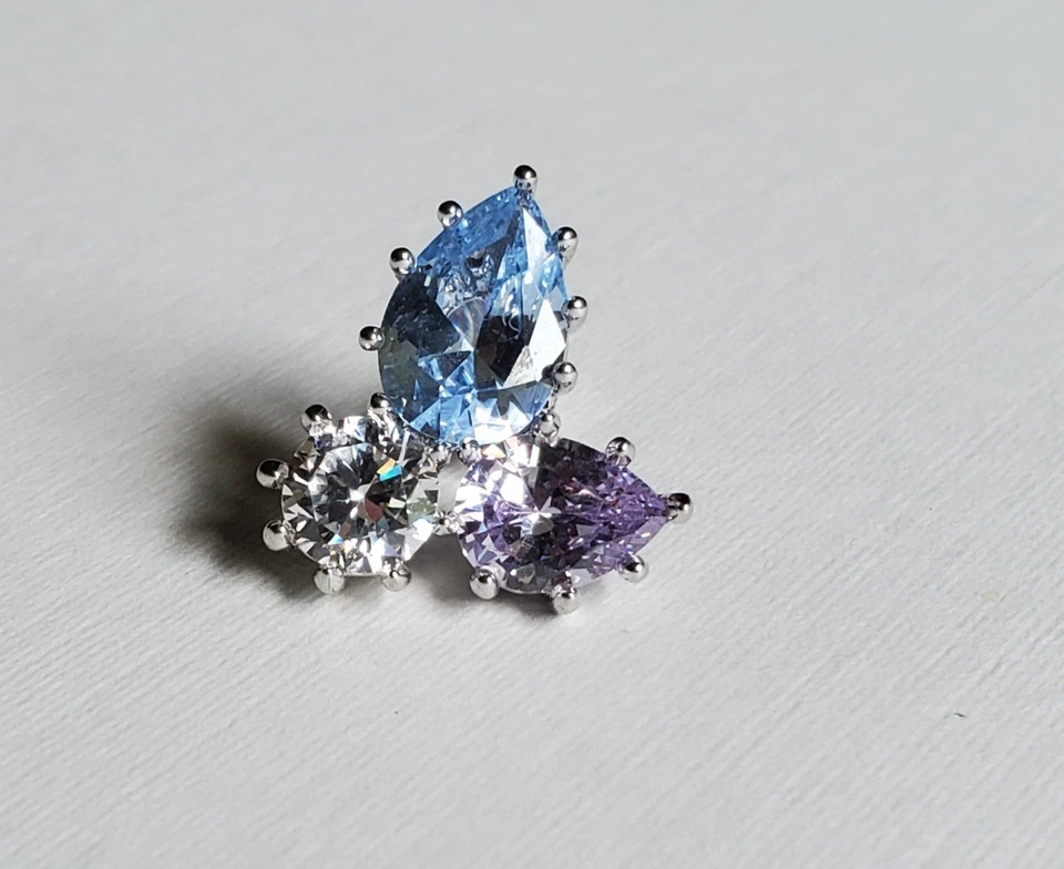 Pendiente Eddie Borgo de un solo poste, tono plata con lavanda, hielo azul y piedra transparente Foto 3 de 4