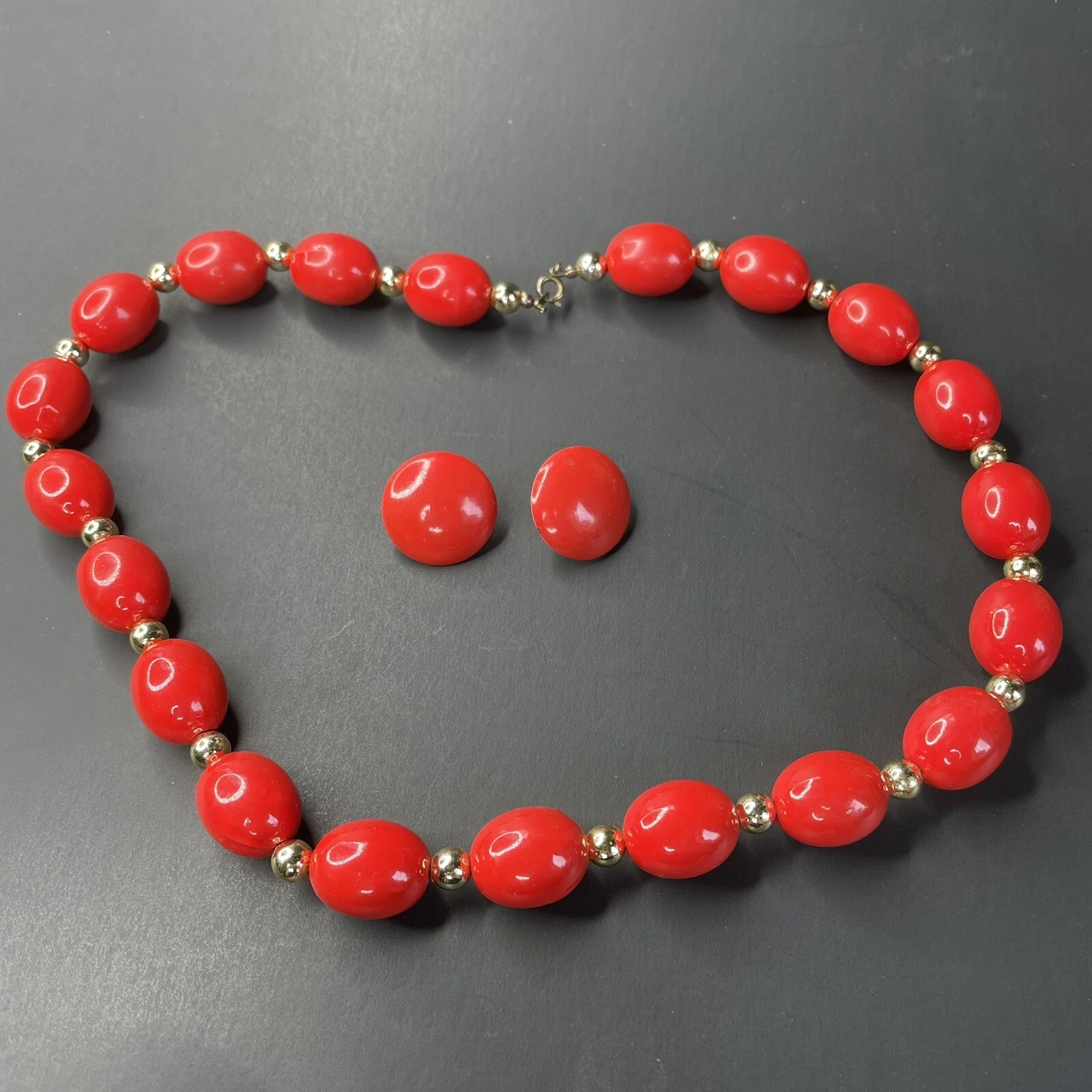 VETEMENTS Collana e orecchini con perline in plastica leggera rosso e oro non firmati anni 80 90