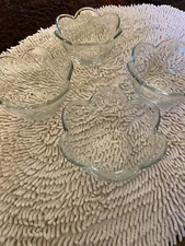 Vintage Elegant Pfaltzgraff Glass Scalloped Flower Salad  Heavy Duty Bowls