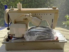 VINTAGE SINGER FASHION MATE MODEL 237 M-A - ITALY SOME PARTS MADE IN CANADA