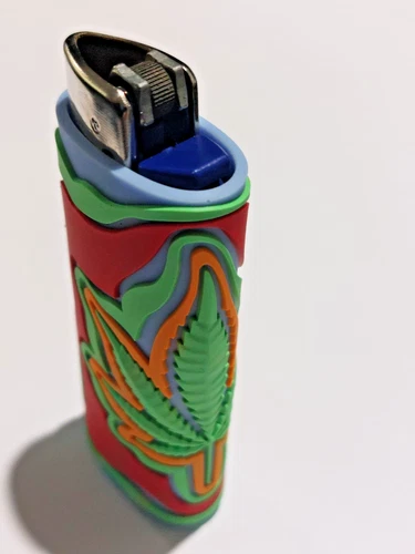 Brio Clipper lighter  complete with rubberised  soft touch leaf case - Picture 1 of 3