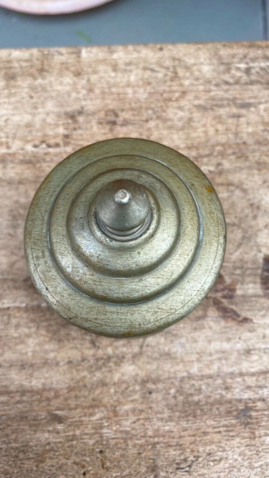 Antigua caja de tuercas de betel tallada a mano de latón caja de tabaco caja sindoor caja tika Foto 4 de 4