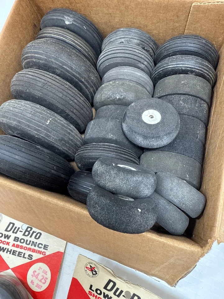 Du-Bro Ruedas Amortiguadoras de Bajo Rebote para Aviones RC Lote de 30 Cuatro Nuevas en Caja Foto 3 de 4