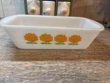Vintage Glasbake J-522 Casserole Dish – Yellow Orange Daisy Flowers – 1.5 Qt