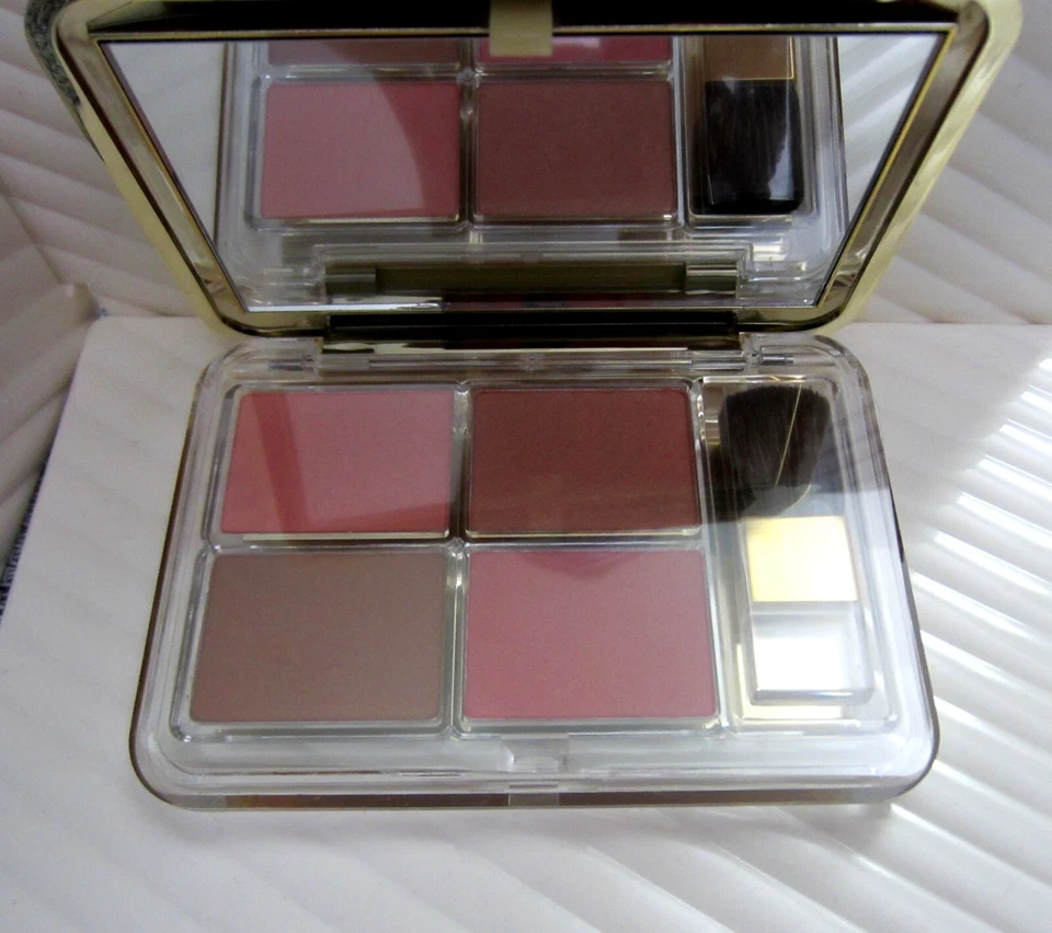 Rubor compacto color puro y diosa de bronce Estée Lauder Deluxe All Over Face 02 Foto 3 de 4