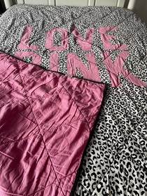 PINK Victoria&rsquo;s Secret Full/Queen Cheetah Leopard Quilt Love 100% Cotton