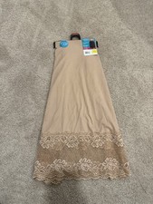 Vanity Fair Luxurious Lace Beige Half Slip Size Medium NWT