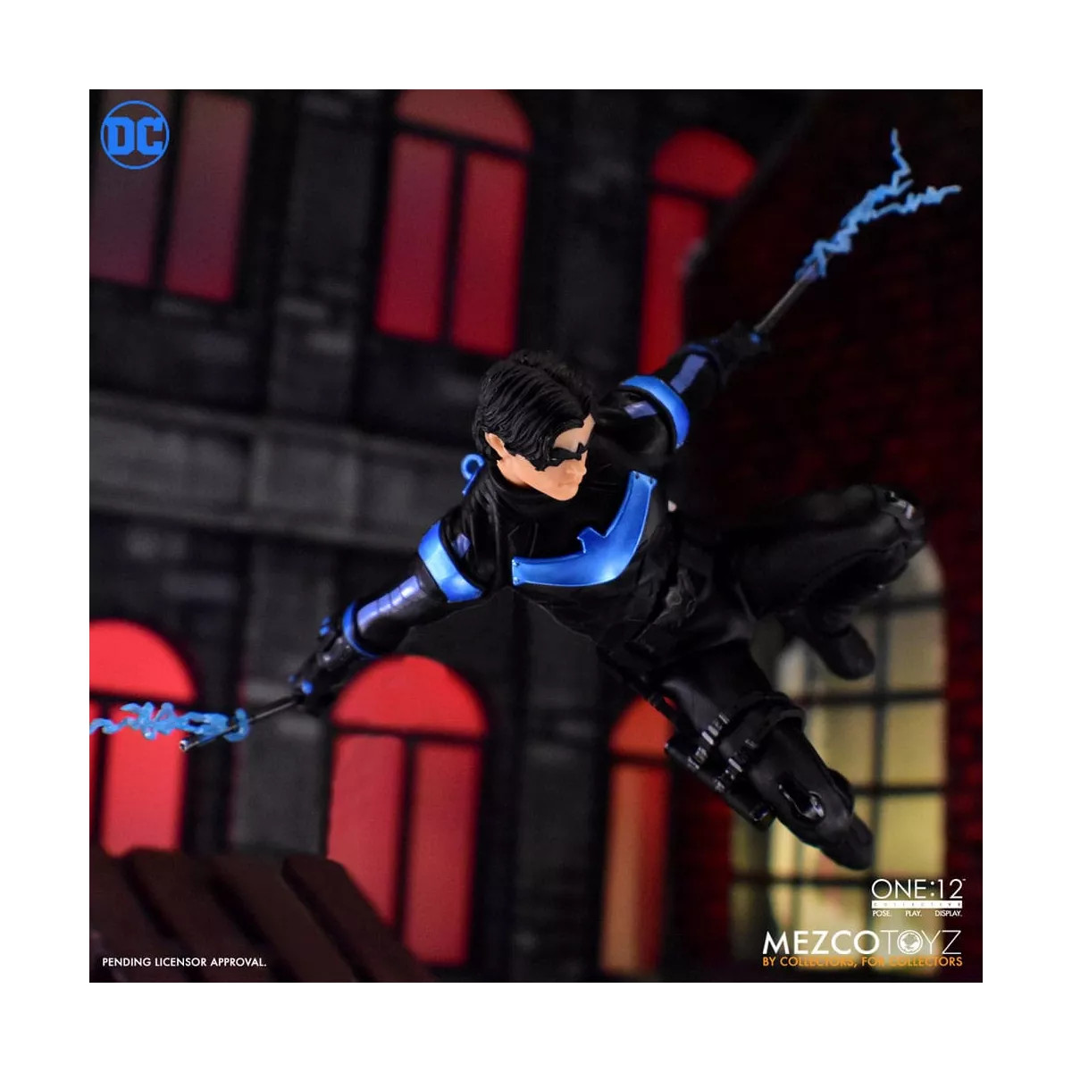 Figurine Mezco One 12 Nightwing DC Comics articulée de 17 cm