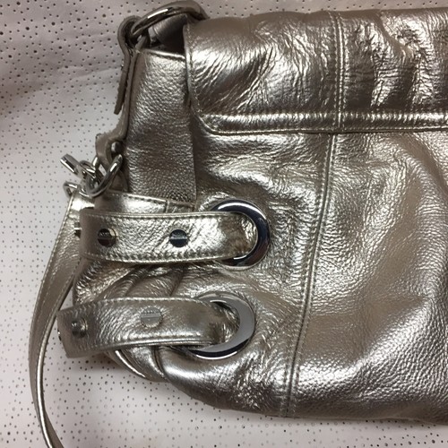 Bolso de hombro Bodhi de cuero metálico - Imagen 7 de 12