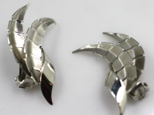 Vintage silver tone textured  shiny feather leaf shape spray clip on earrings