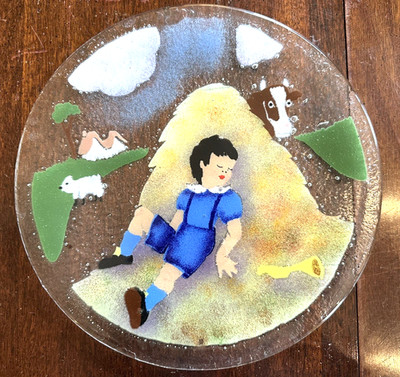 Peggy Karr Fused Glass Plate ''Little Boy Blue'' Nursery Rhyme Signed 11-1/4'' Mint