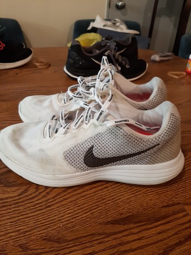 nike revolution 3 black and white