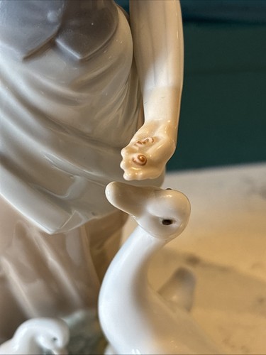 large lladro figurines collectibles Feeding The Ducks - Picture 2 of 7