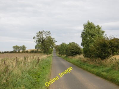 Foto 6x4 Lange gerade Straße Bonnyton\/NO6655 Eine windige Hügelspitze bei Rossie. c2014
