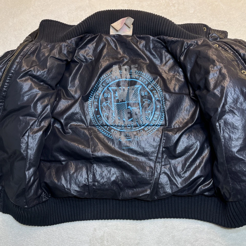 Jaqueta Victoria Secret PINK Puffer Patches Feminina Tamanho P *Sem Capuz* FALHAS - Imagem 3 de 4