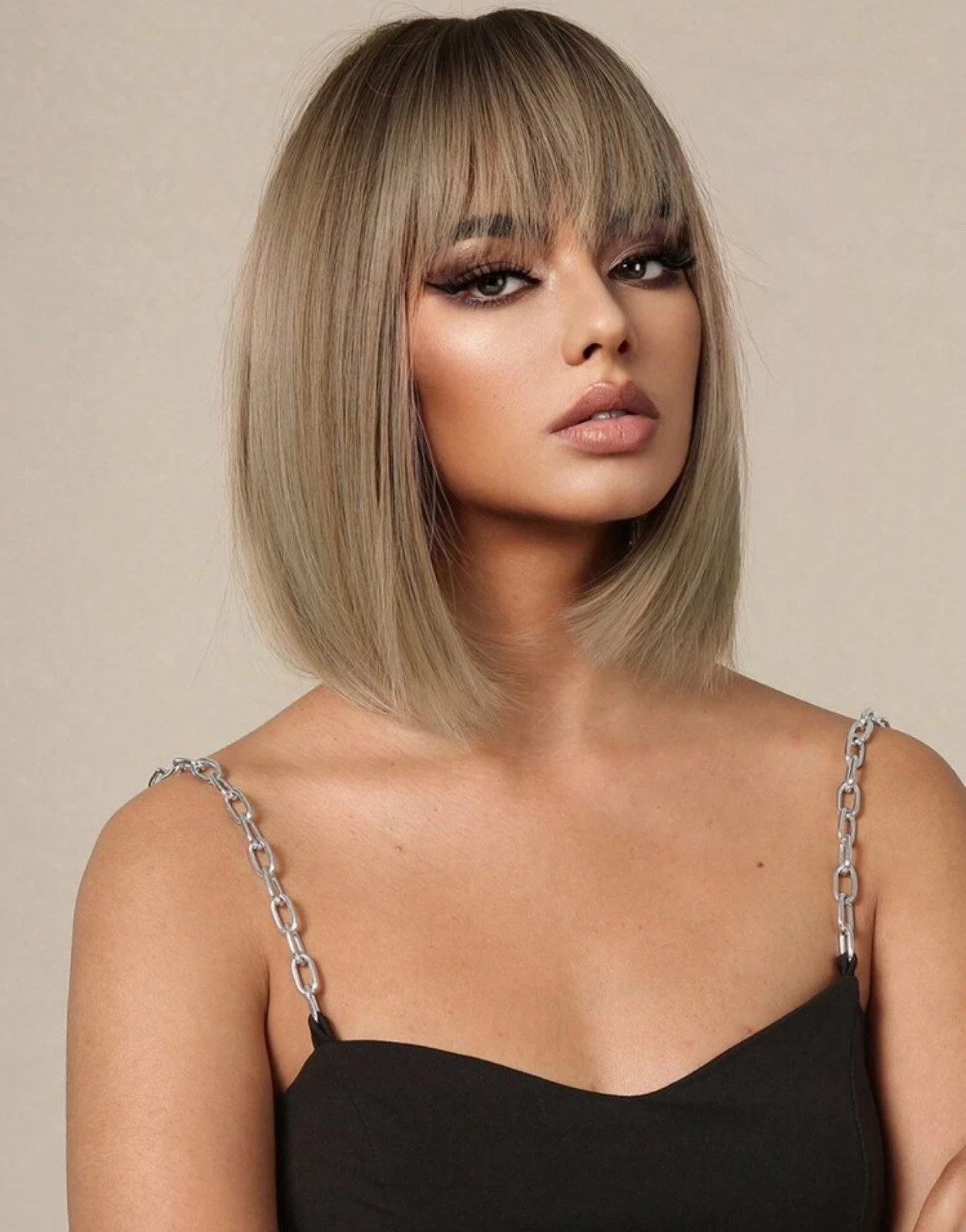 Perruque brune doré synthétique pour femme moderne idéale pour sublimer vos soirées