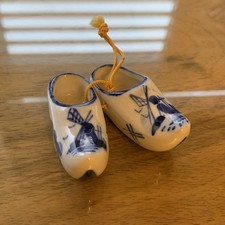 Vtg Dutch Souvenir Delfts Porcelain Hanging Clogs 5cm Hand Painted Pair (08D)