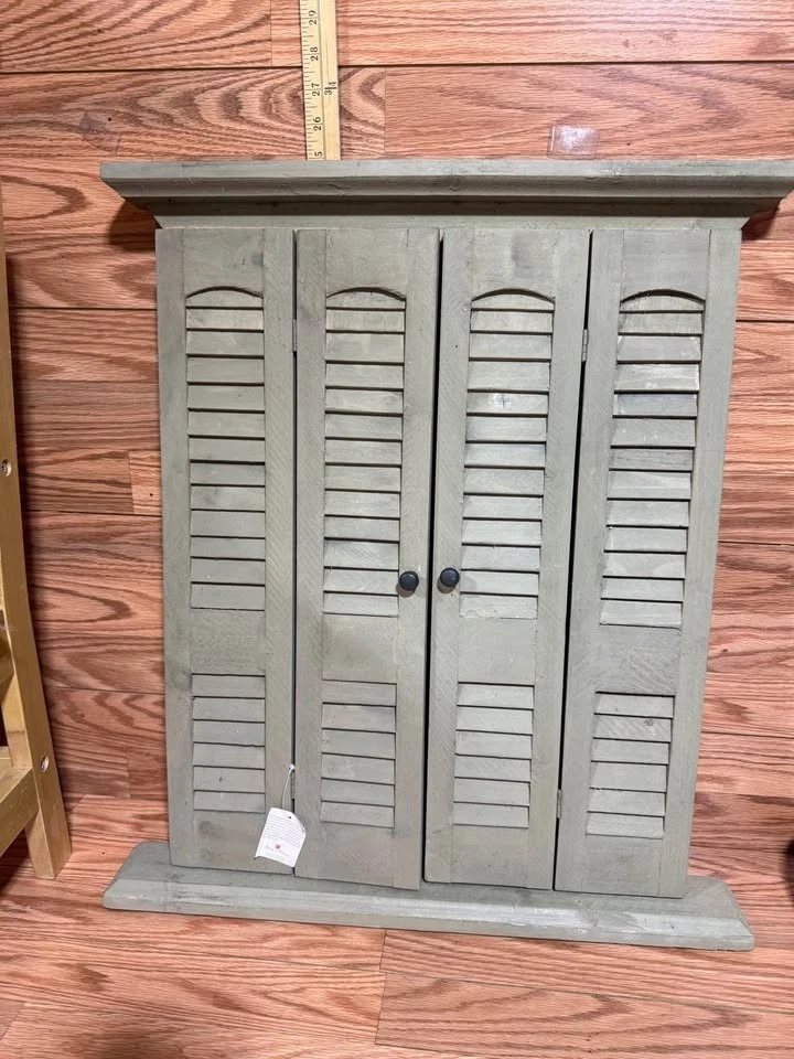 New HOMCO HOME INTERIORS WOOD WINDOW PANE & SAGE GREEN SHUTTERS WITH MIRROR - Image 2 of 4