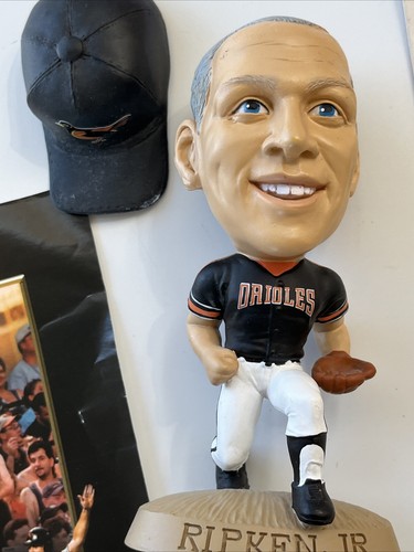ORIOLES FAN BOX! Ripken Jr, Showalter, Machado, Bobble heads, Bat, Poster, Post - Picture 6 of 17