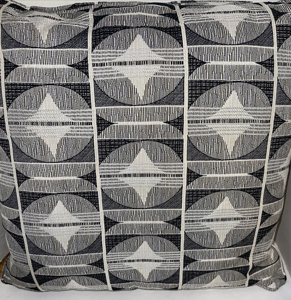 Almohada Contemporánea Gris Blanco Negro Geométrica Con Cremallera Para Limpiar 20 X 20 Foto 4 de 4