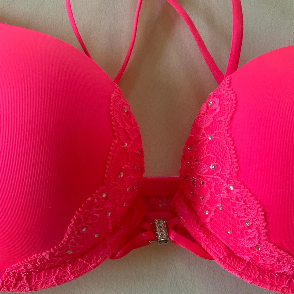 Sujetador acolchado push up rosa de encaje y cierre frontal de cristal para dama LA SENZA talla 32A NUEVO Foto 2 de 4