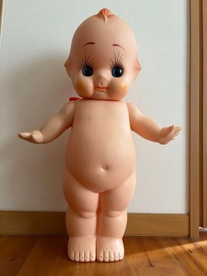 Kewpie Mayonnaise Sofubi Puppe mit orangen Flügeln 55 cm Vintage Preisartikel