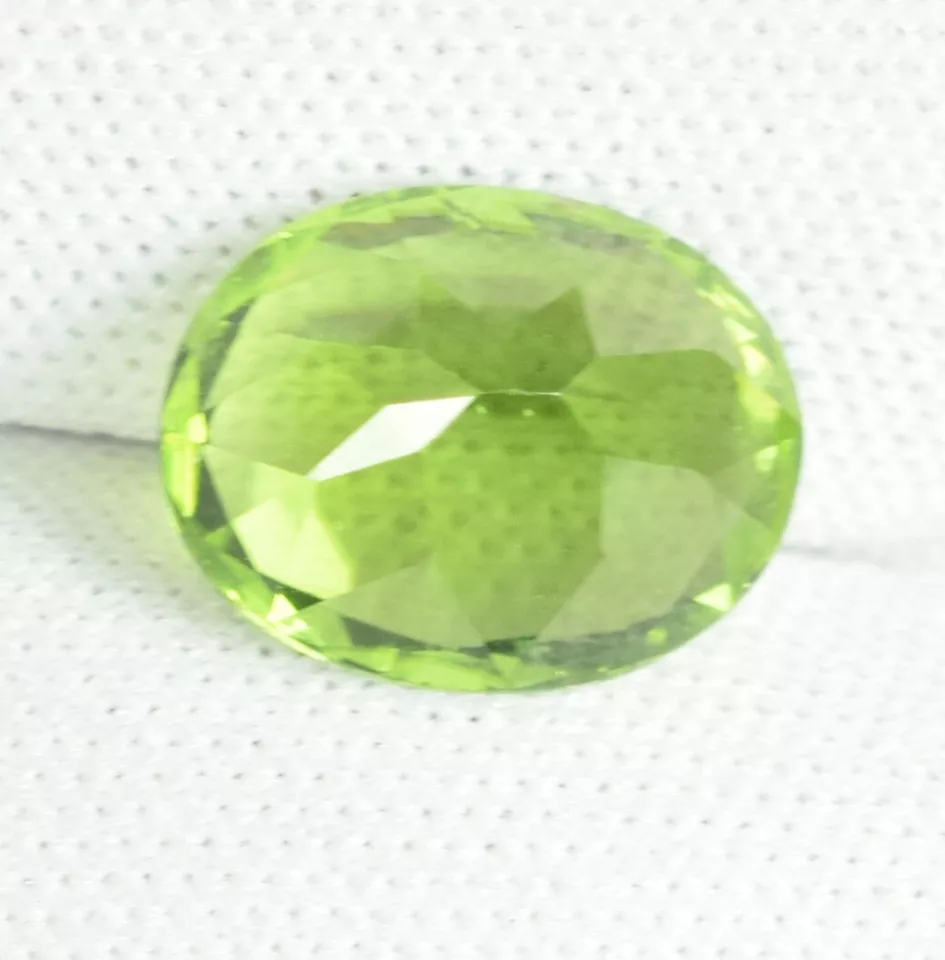 4.11 ct HI END LUSTROUS GREEN NATURAL PERIDOT Oval See Vdo FL - Image 2 of 3