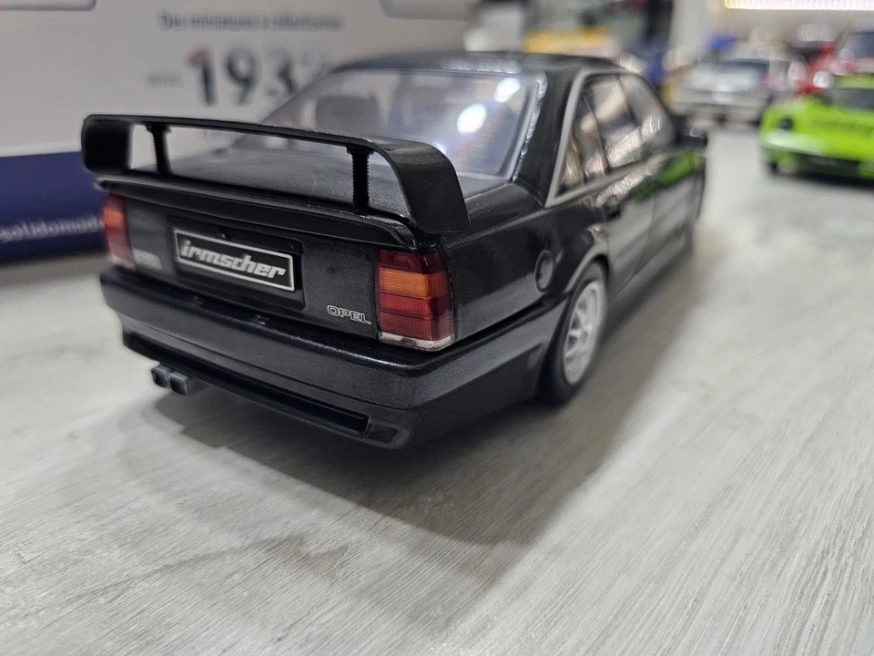 Opel Omega Evo 500 1990 Black Metallic 1:18 SOLIDO  - Immagine 4 di 4