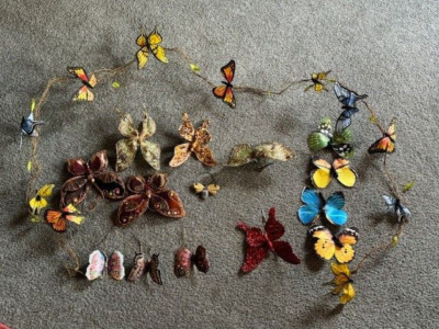 VINTAGE ASSORTMENT OF DECORATIVE COLORFUL BUTTERFLIES INCL VINE OF BUTTERLIES
