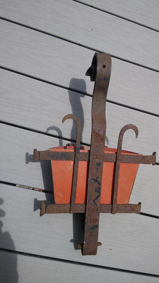 Hand forged wall planter holder. Heavy rust enhanced bent iron riveted frame. - Image 4 of 4