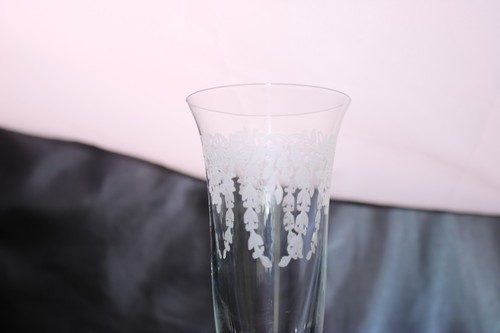 "Art on Crystal" Etched Wreath Pair of Fluted Champagne Glasses 8 1/8 " - Picture 5 of 6