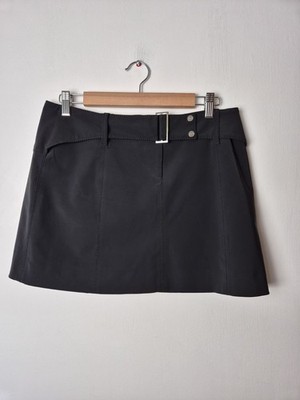 Karen Millen schwarz Halbsatin Y2K Minirock Größe UK 14 Chrom Schnalle kultig